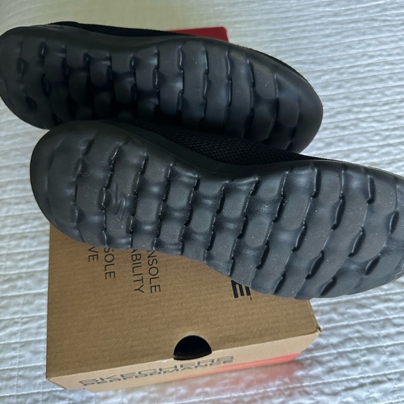 Skechers Women's Go Walk Sneaker slip on sneakers. Size 7 - Picture 7 of 12